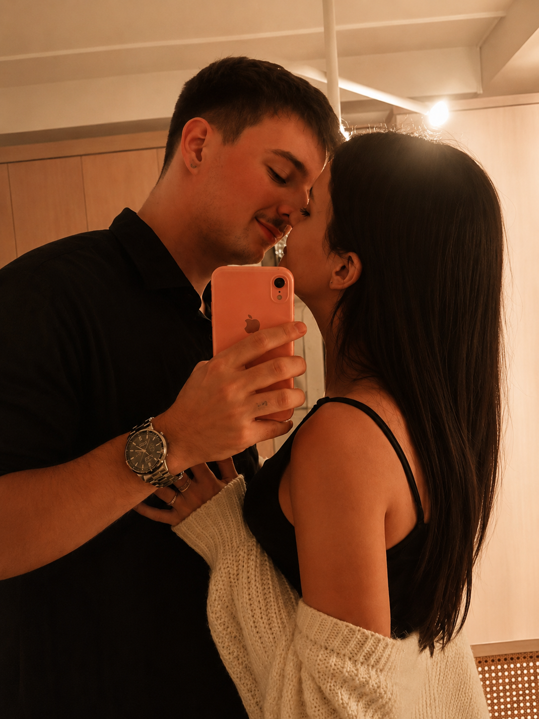 Casal abraçado tirando uma foto juntos